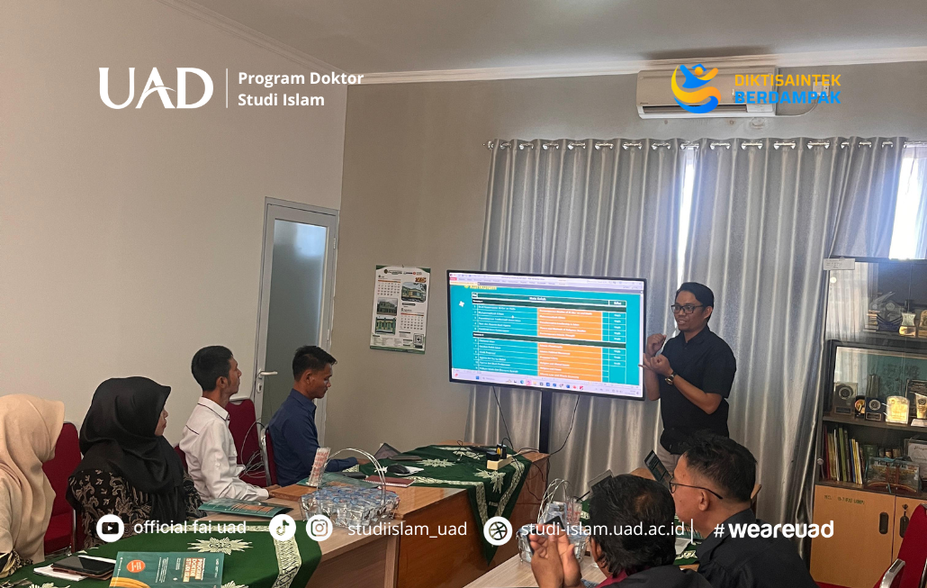 Dr. Arif Rahman menjelaskan tujuan kunjungan sekaligus mempresentasikan Program Doktor S3 Studi Islam UAD
